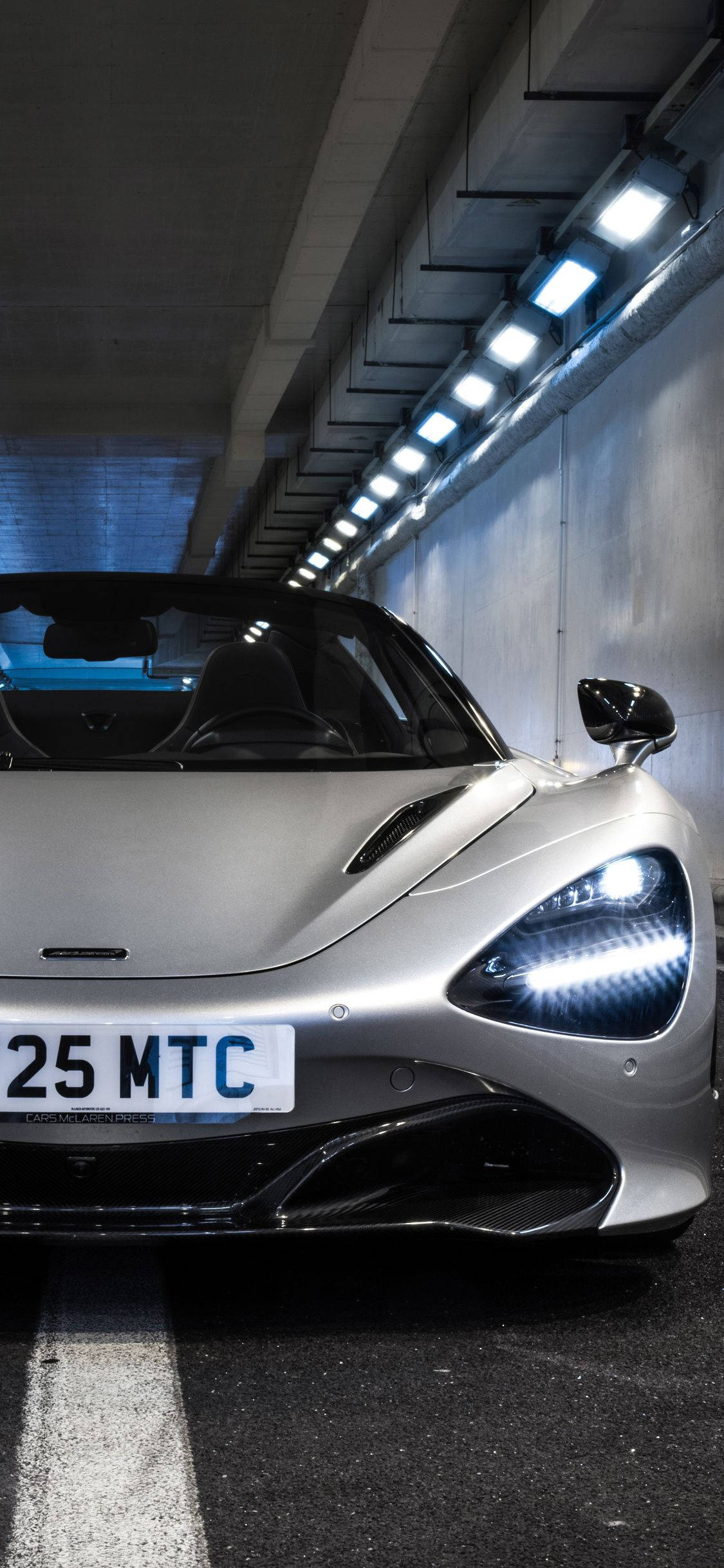 خودروی سفید مک‌لارن 720S در تونل (موبایل) والپیپر