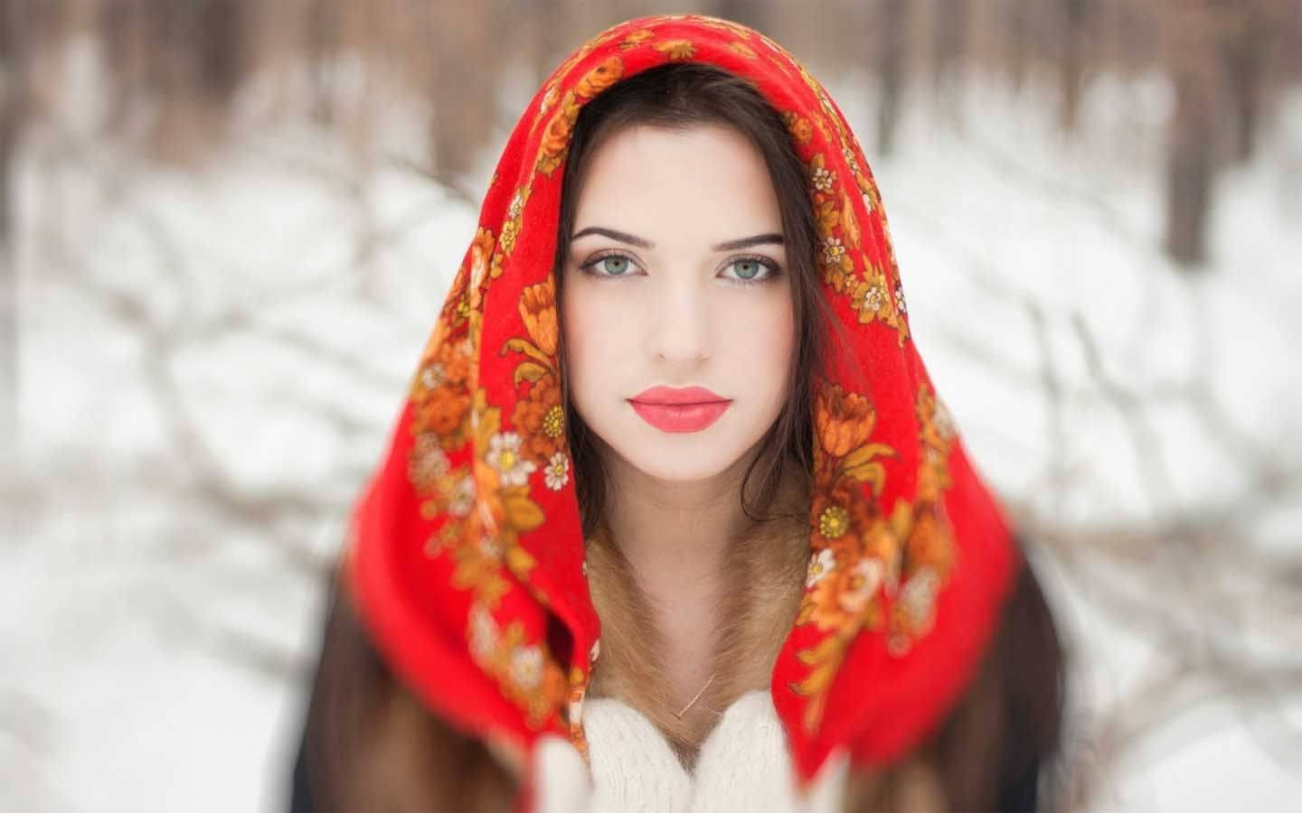 دختر محجبه در برف والپیپر