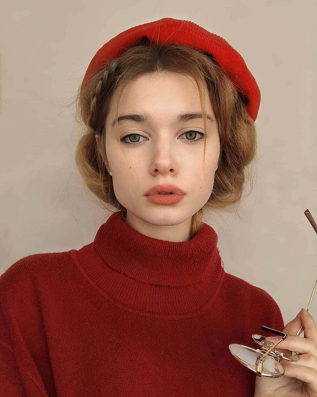 دختری مرموز با حال و هوای اثیری والپیپر