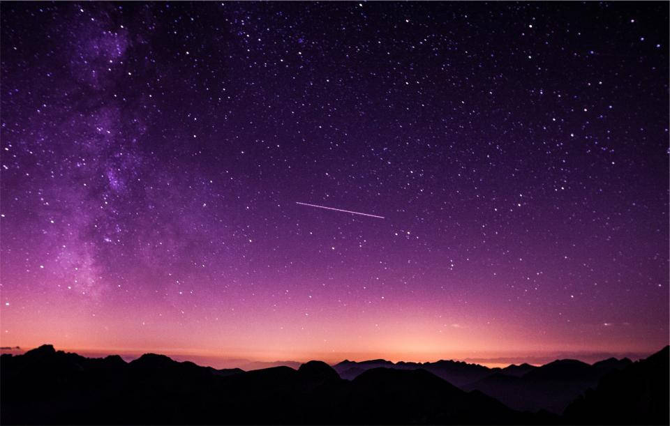 رشته‌های کوهستانی کهکشانی بنفش والپیپر