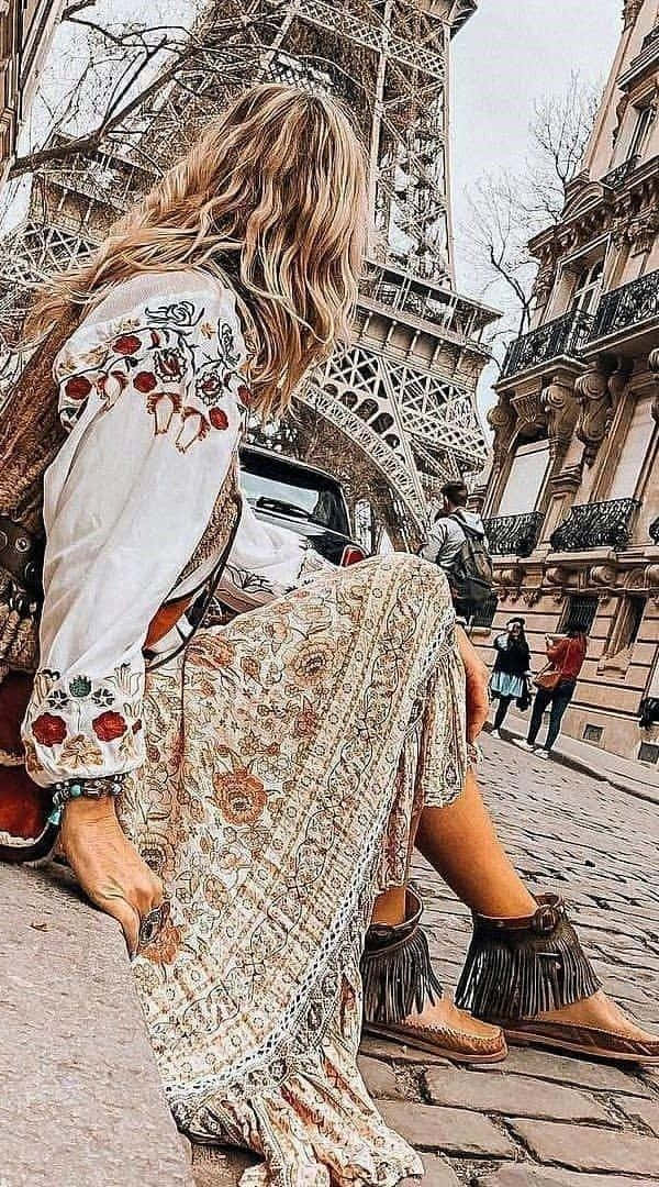 زنی نشسته بر پله‌های برج ایفل والپیپر