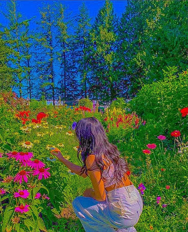 زنی که در باغ گلی زانو زده است والپیپر
