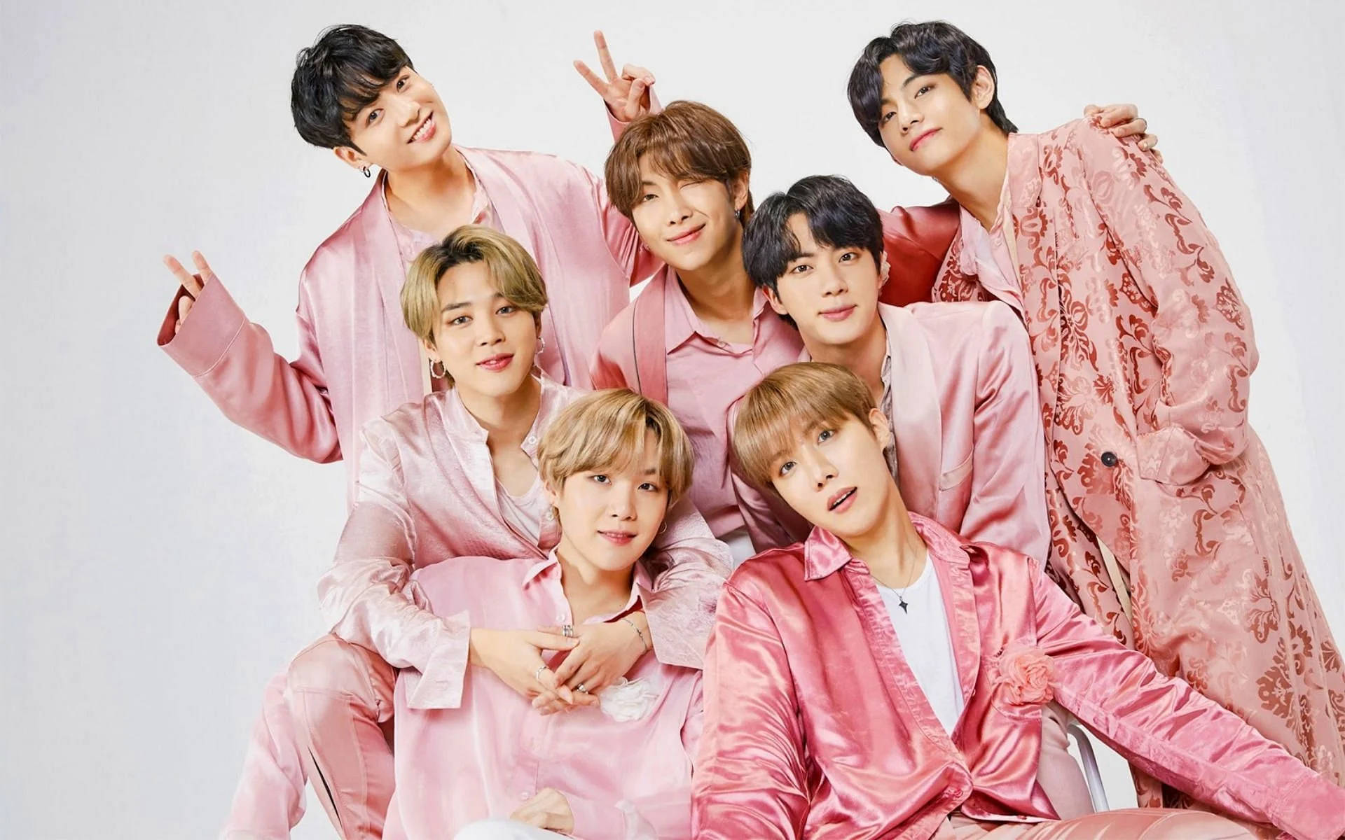زیبایی صورتی و جیر گروه BTS والپیپر