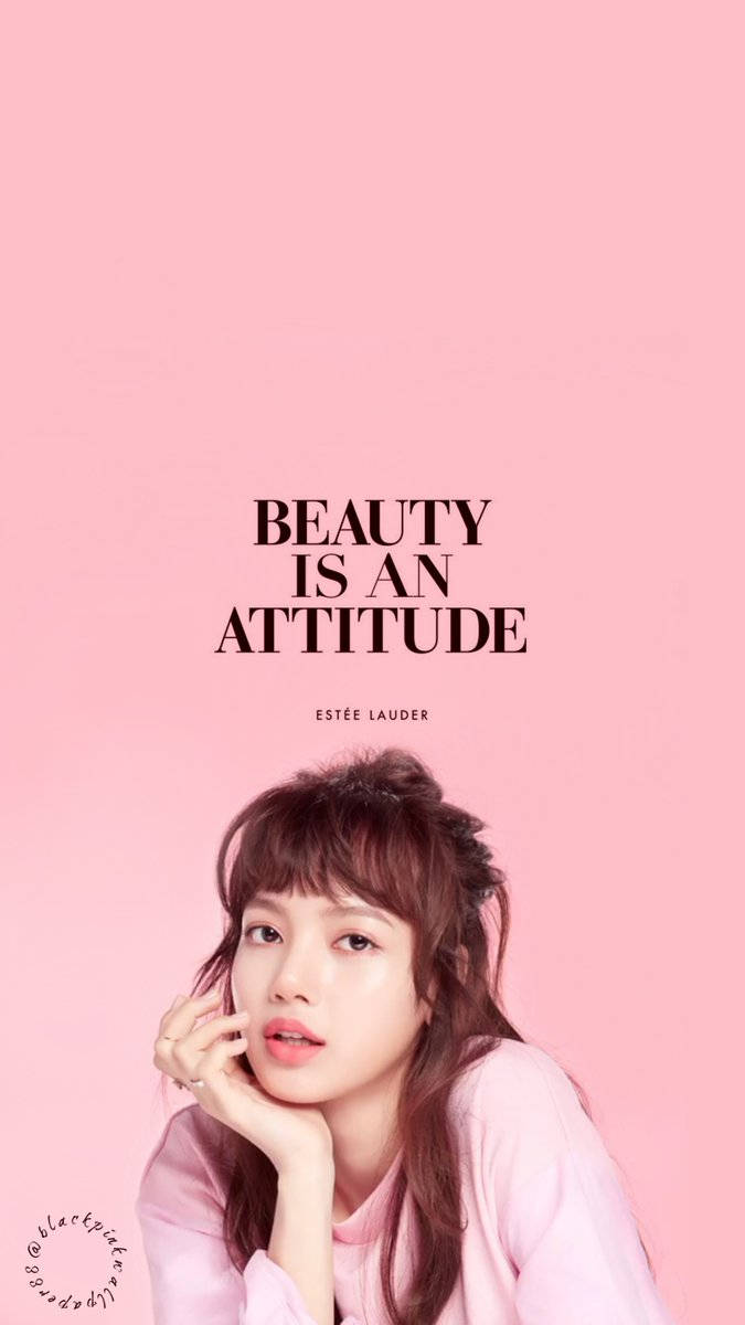 والپیپر لیسا از بلک‌پینک روی پس‌زمینه صورتی با نوشته Beauty Is An Attitude