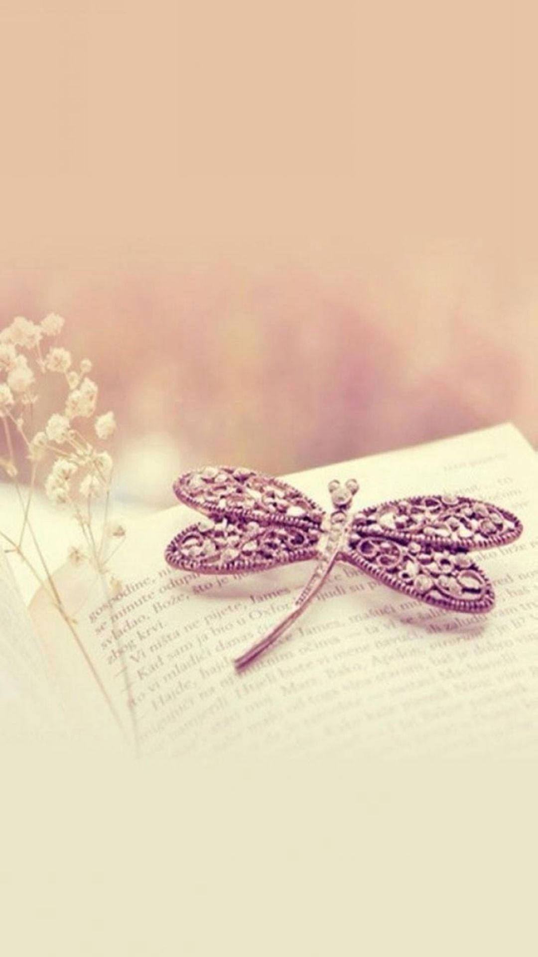 زیبایی پروانه‌ای با جذابیت صورتی والپیپر