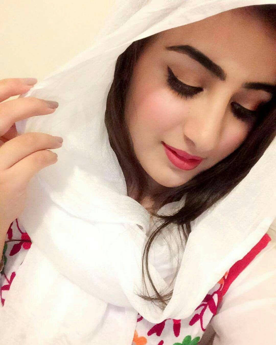 سلفی دختر محجبه با روسری سفید والپیپر
