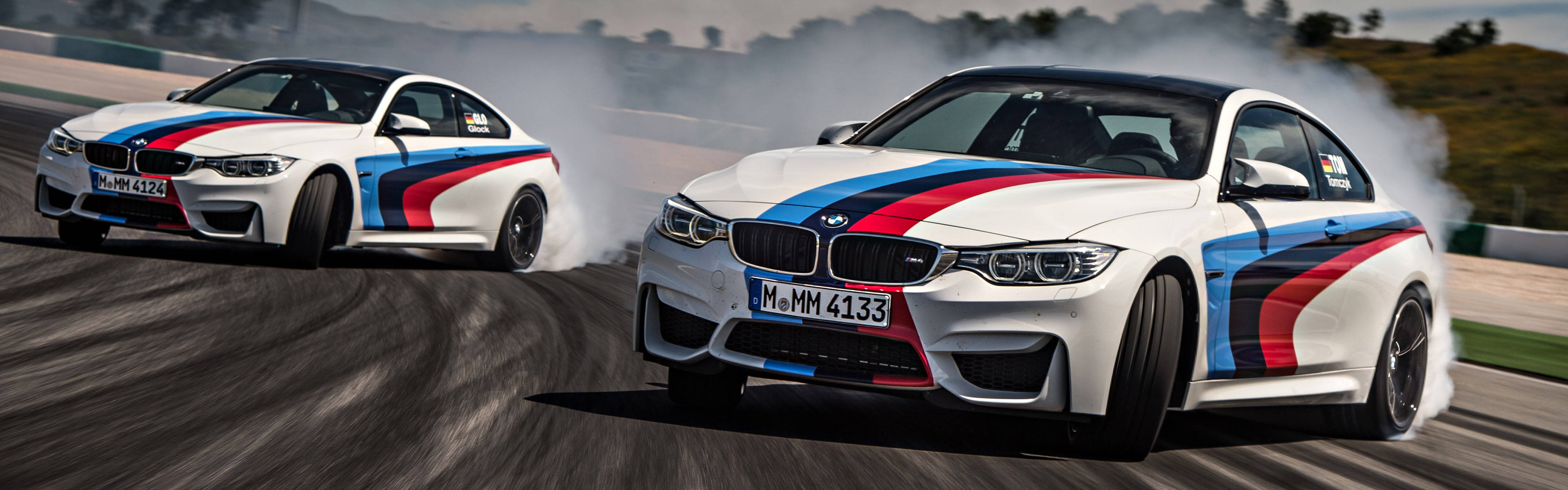 سوار بر هیجان خودروی دریفت BMW M4 در پیست والپیپر