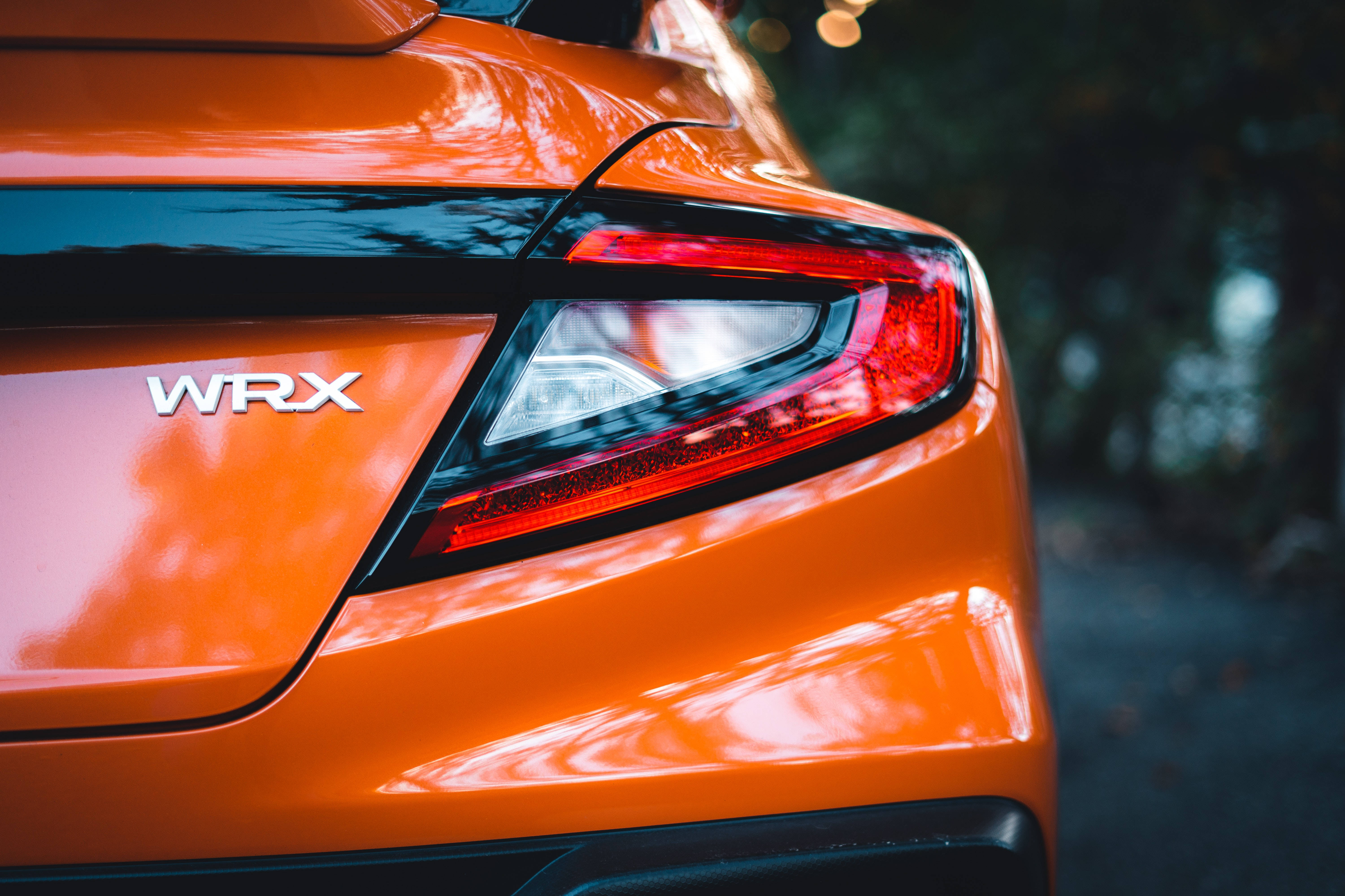 سوبارو WRX STI نارنجی براق 4K والپیپر