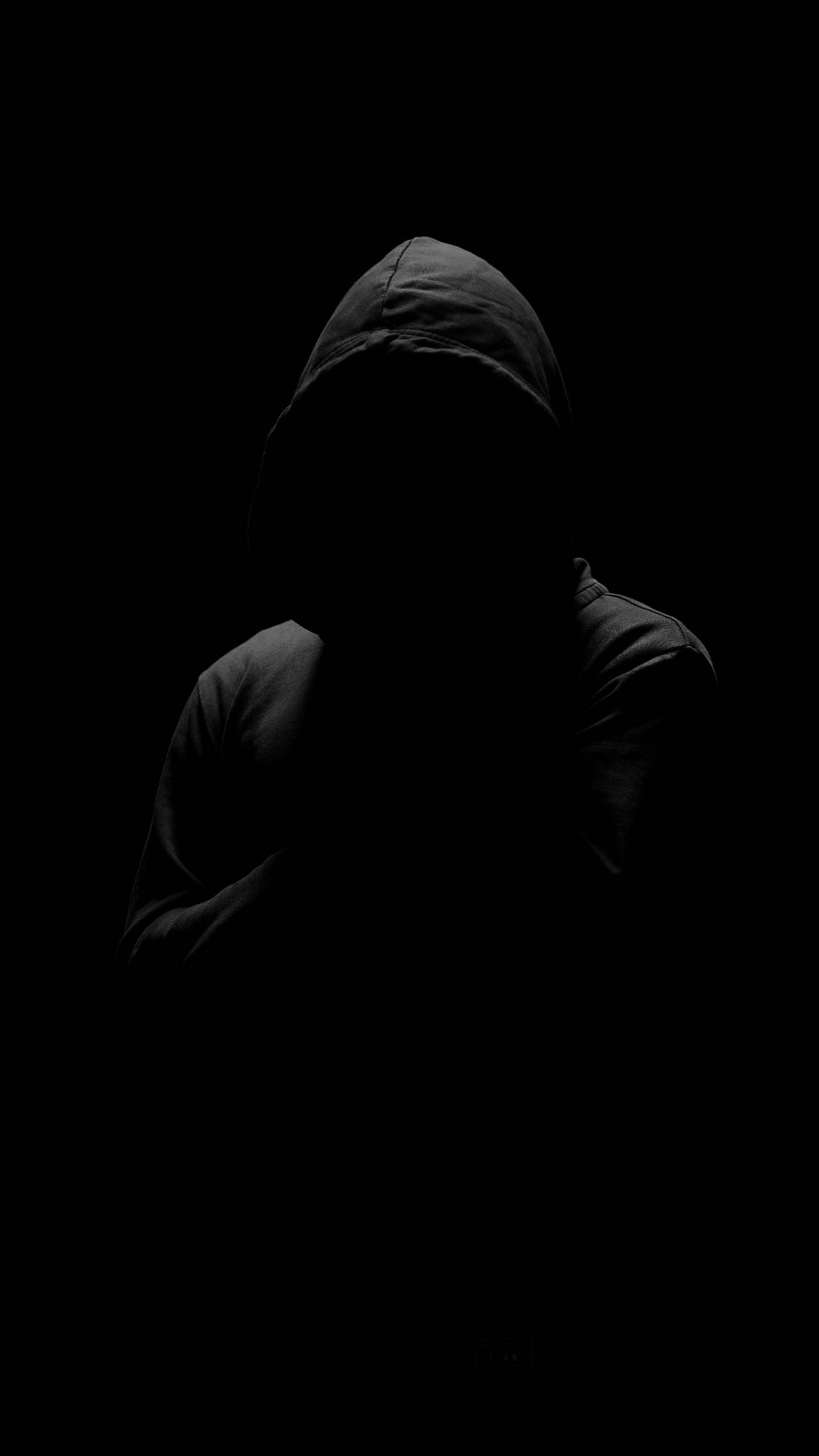 شخصی با هود روی آیفون ۶ پلاس مشکی والپیپر