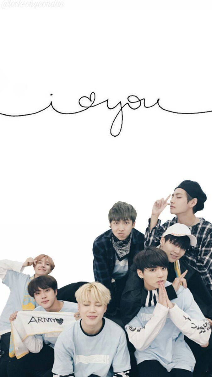 اعضای گروه پسرانه BTS شامل وی، جونگکوک، جیمین، شوگا، جین، آرام و جی‌هوپ با لباس‌های غیررسمی سفید و پس‌زمینه مینیمال.