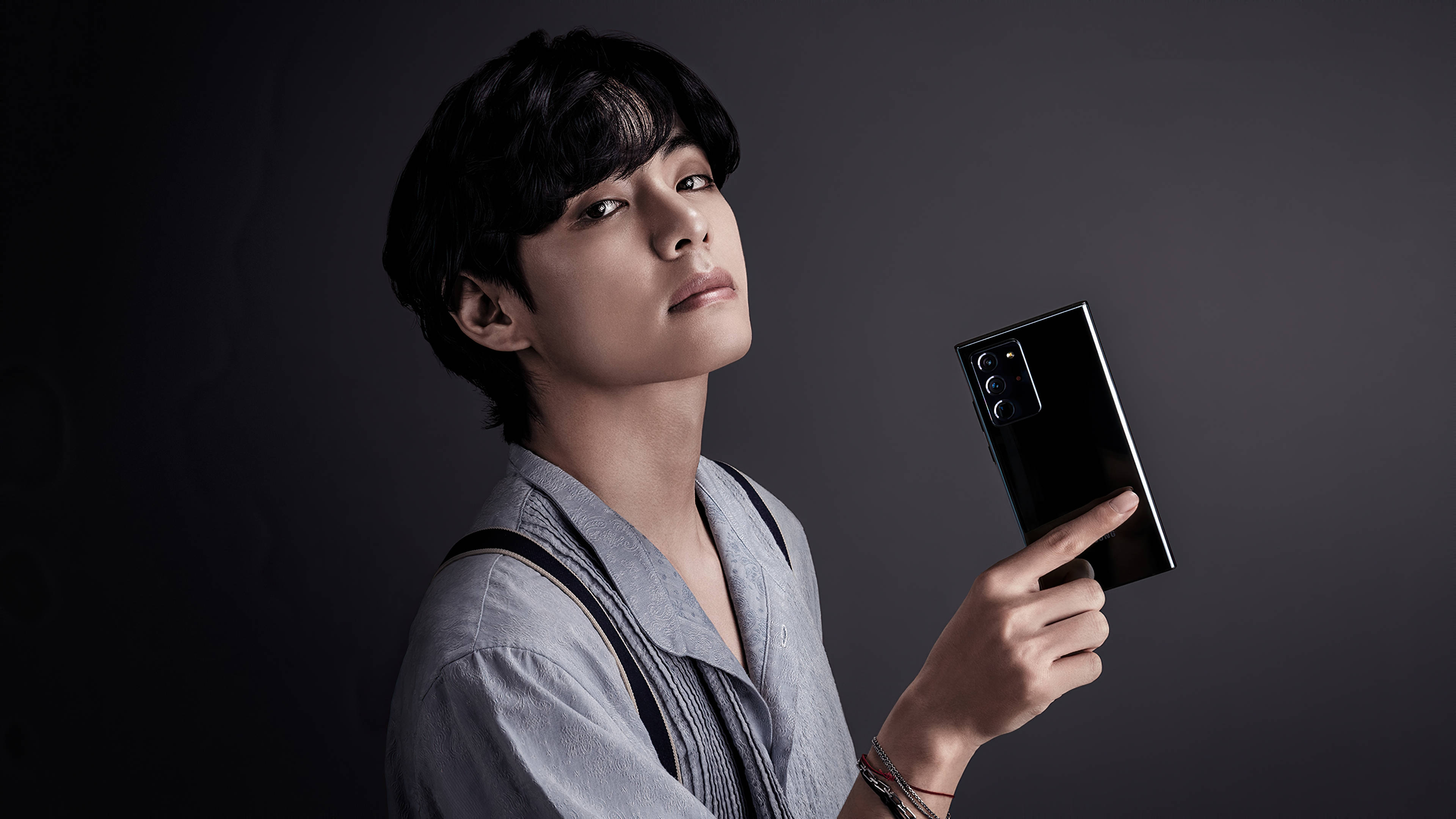 عکس BTS V با گوشی سامسونگ والپیپر