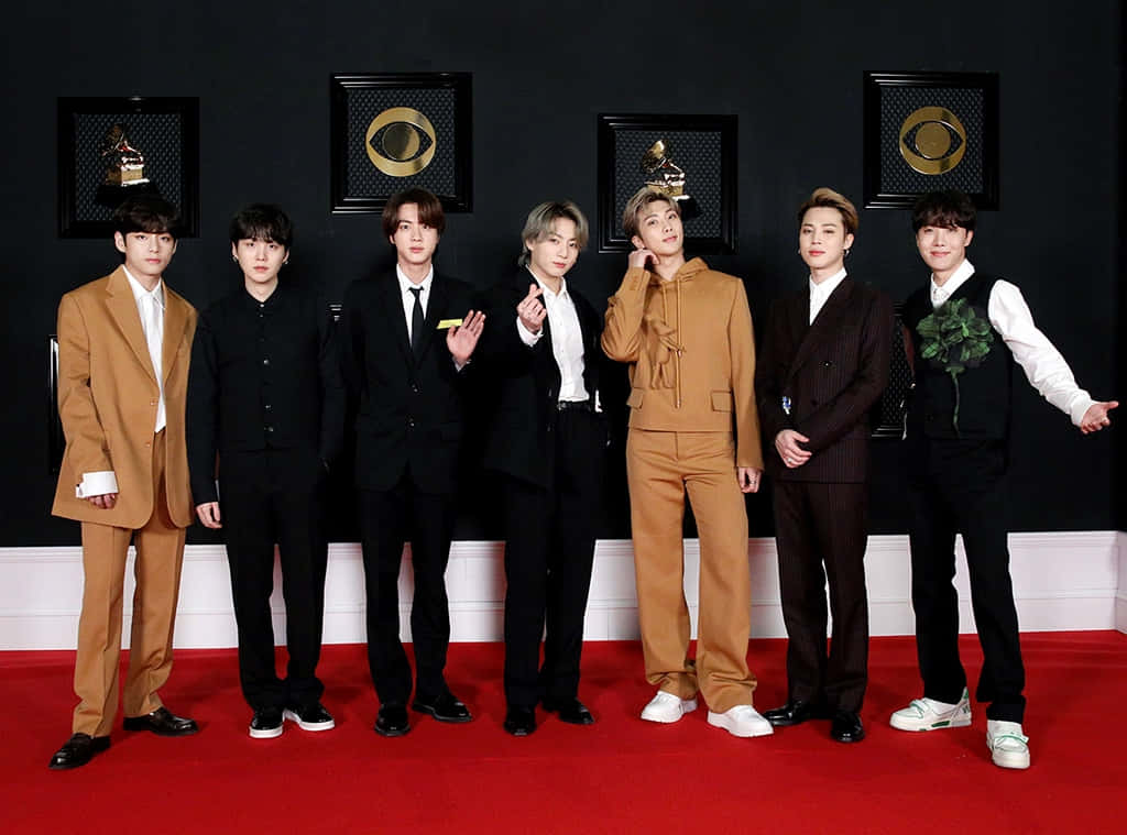 عکس گروه BTS با کت و شلوارهای لوئی ویتون والپیپر