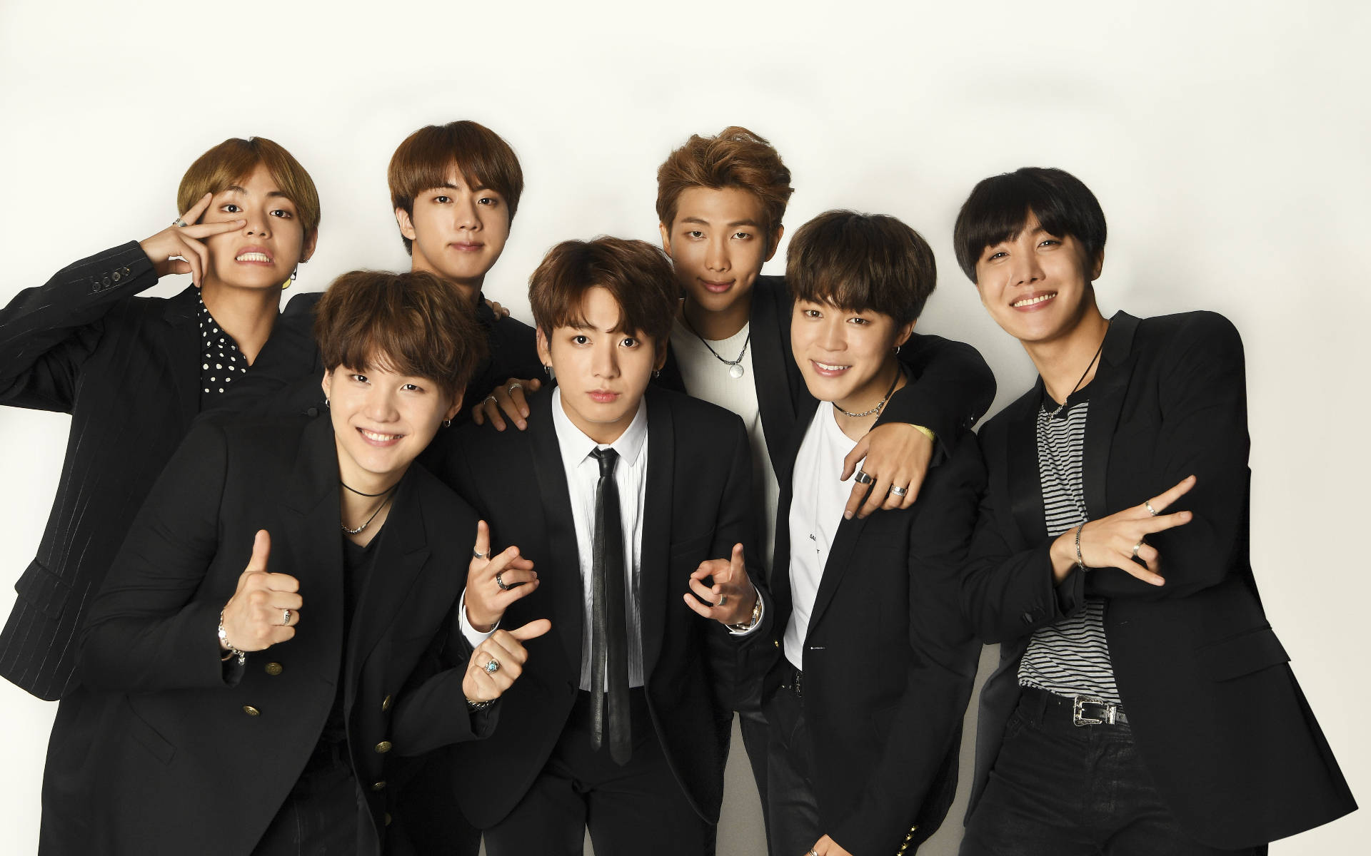 والپیپر عکس گروهی BTS با کت و شلوار مشکی — عکس گروهی بیتیاس گیف والپیپر