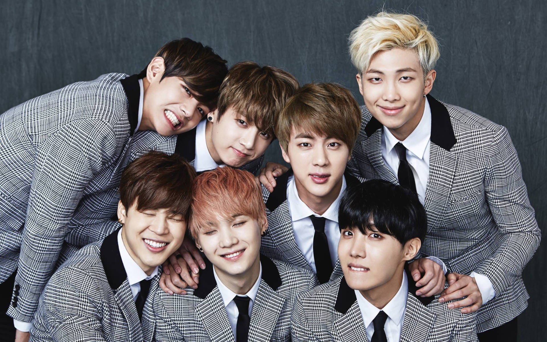 والپیپر عکس گروهی BTS با کت و شلوار خاکستری — عکس گروهی بیتیاس گیف والپیپر