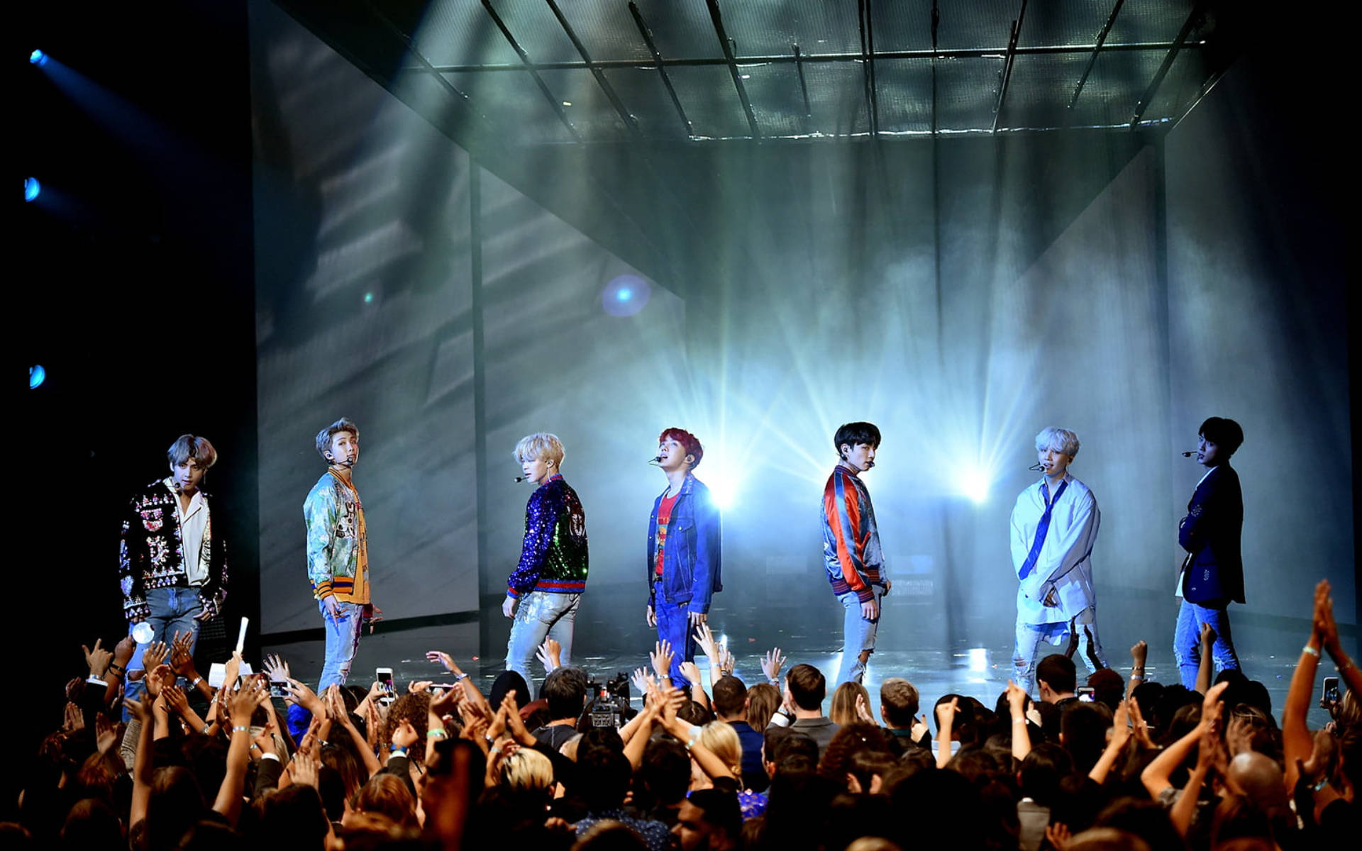 عکس گروهی BTS روی صحنه والپیپر