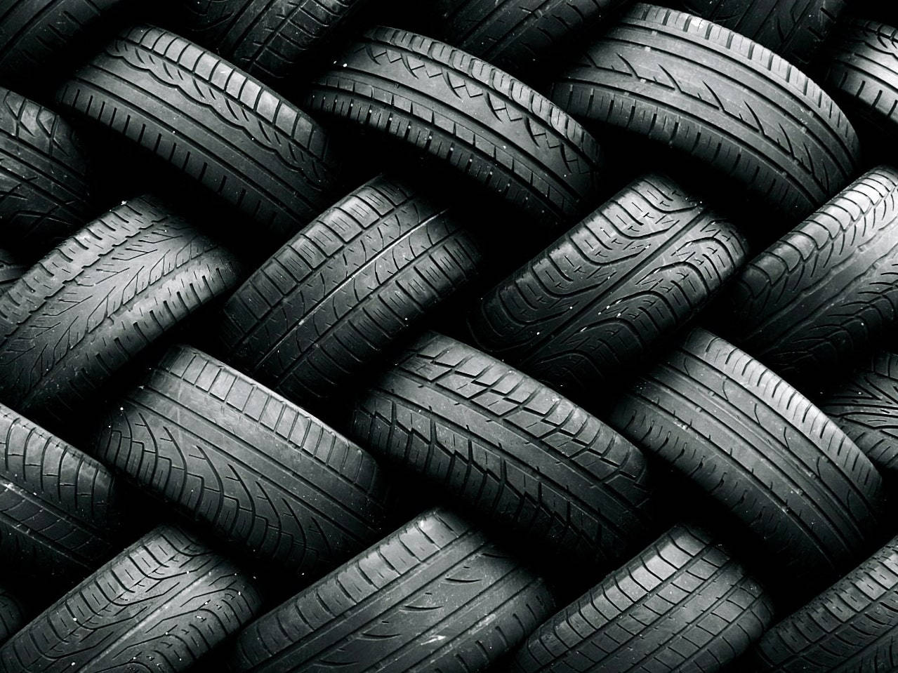 لاستیک‌های گودیر روی هم انباشته شده — ماشین‌ها والپیپر