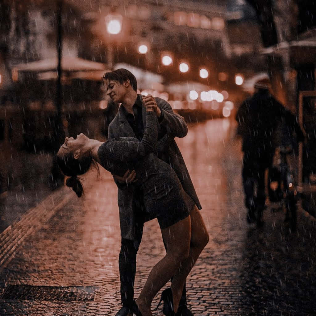 لحظه‌ای عاشقانه بین دو عاشق در باران والپیپر