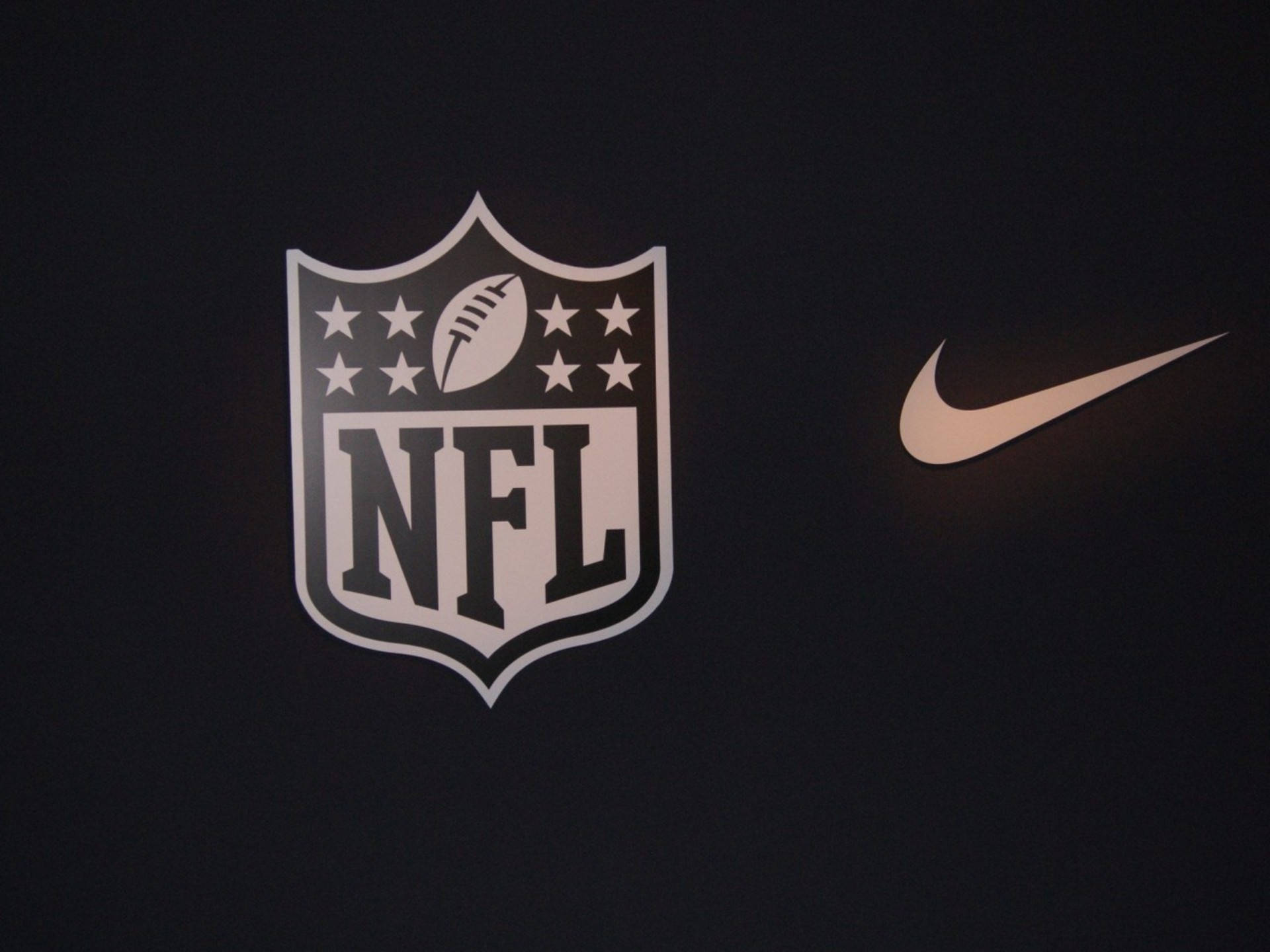 لوگوی NFL Football و نایک والپیپر