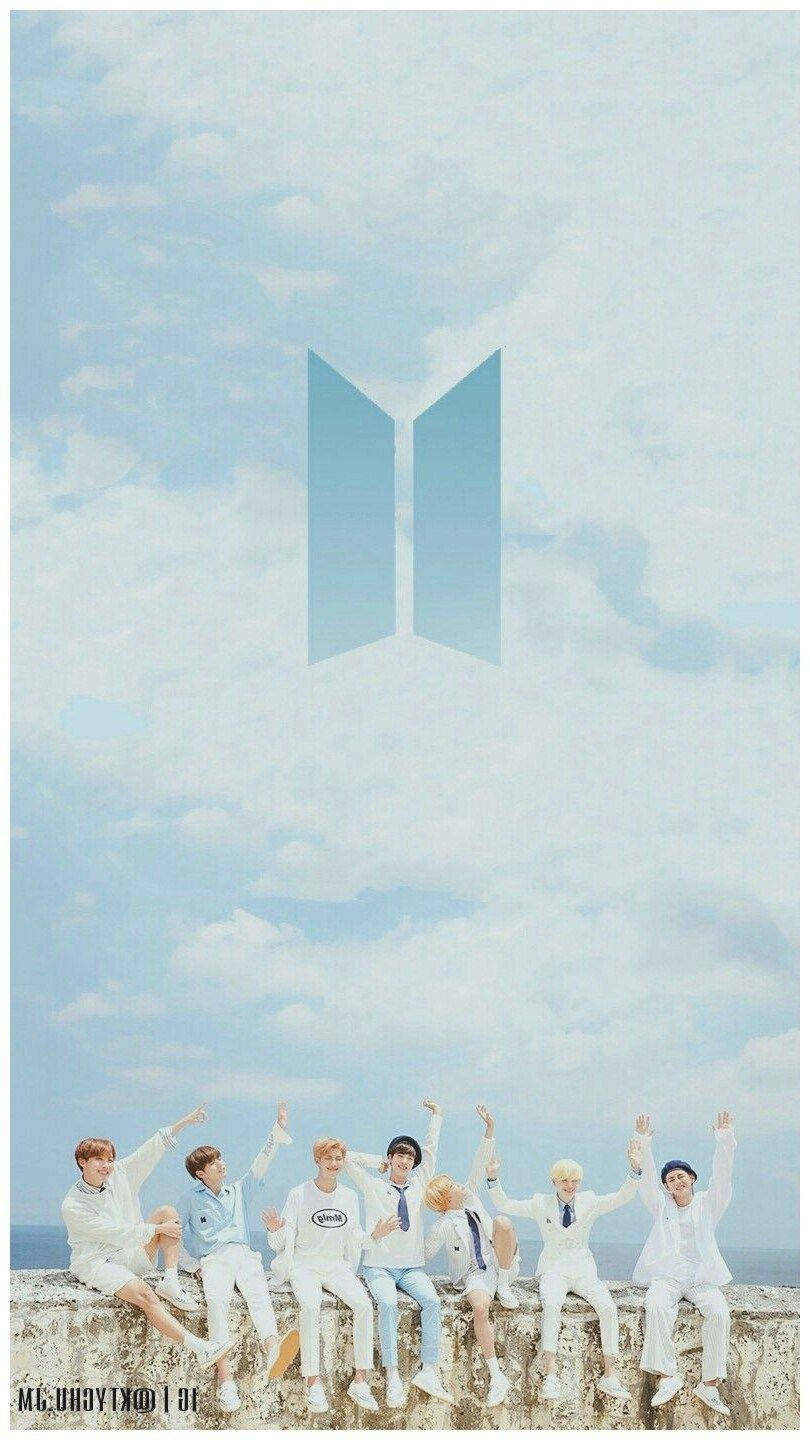 لوگوی زیبای گروه BTS در زیر آسمان آبی والپیپر