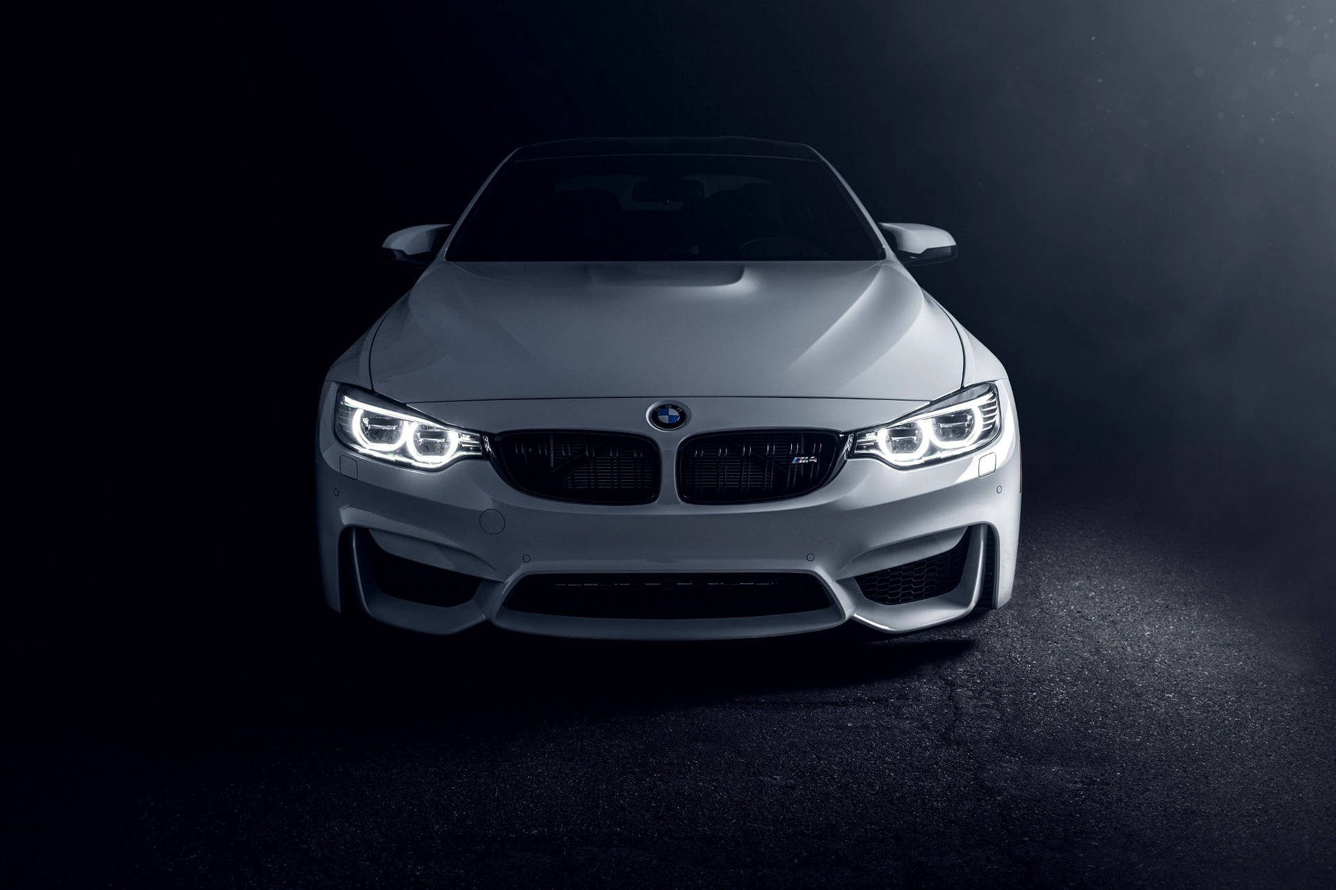 لپ‌تاپ سفید BMW M4 — ماشین متحرک والپیپر