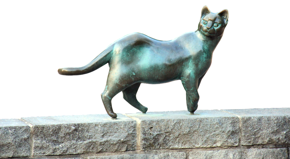 مجسمه گربه برنزی روی طاقچه سنگی والپیپر