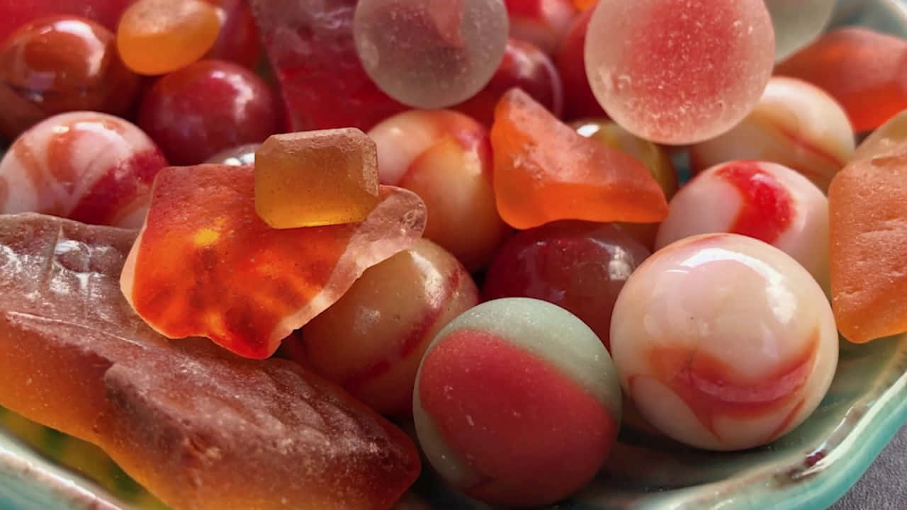 مجموعه‌ای پرجنب‌وجوش از شیشه‌های دریایی در ساحل والپیپر
