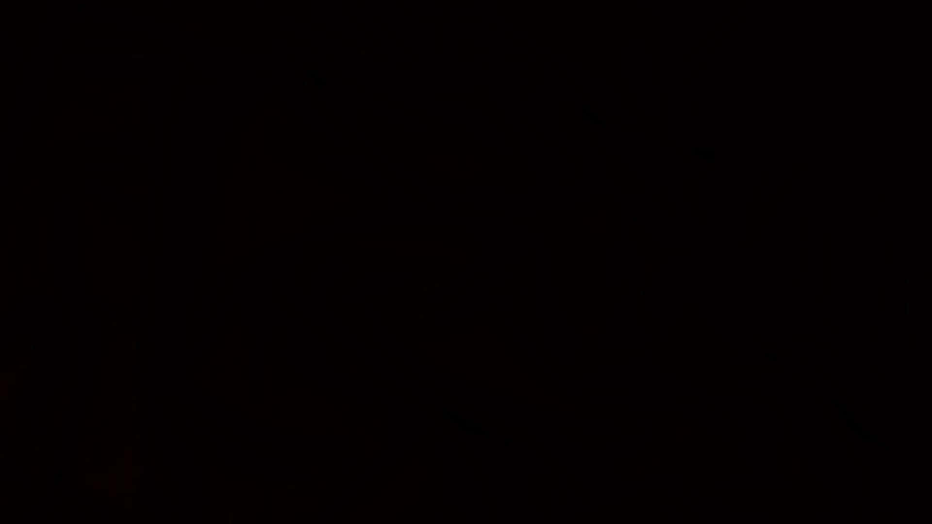 مردی در تاریکی دوربینی را در دست گرفته است والپیپر