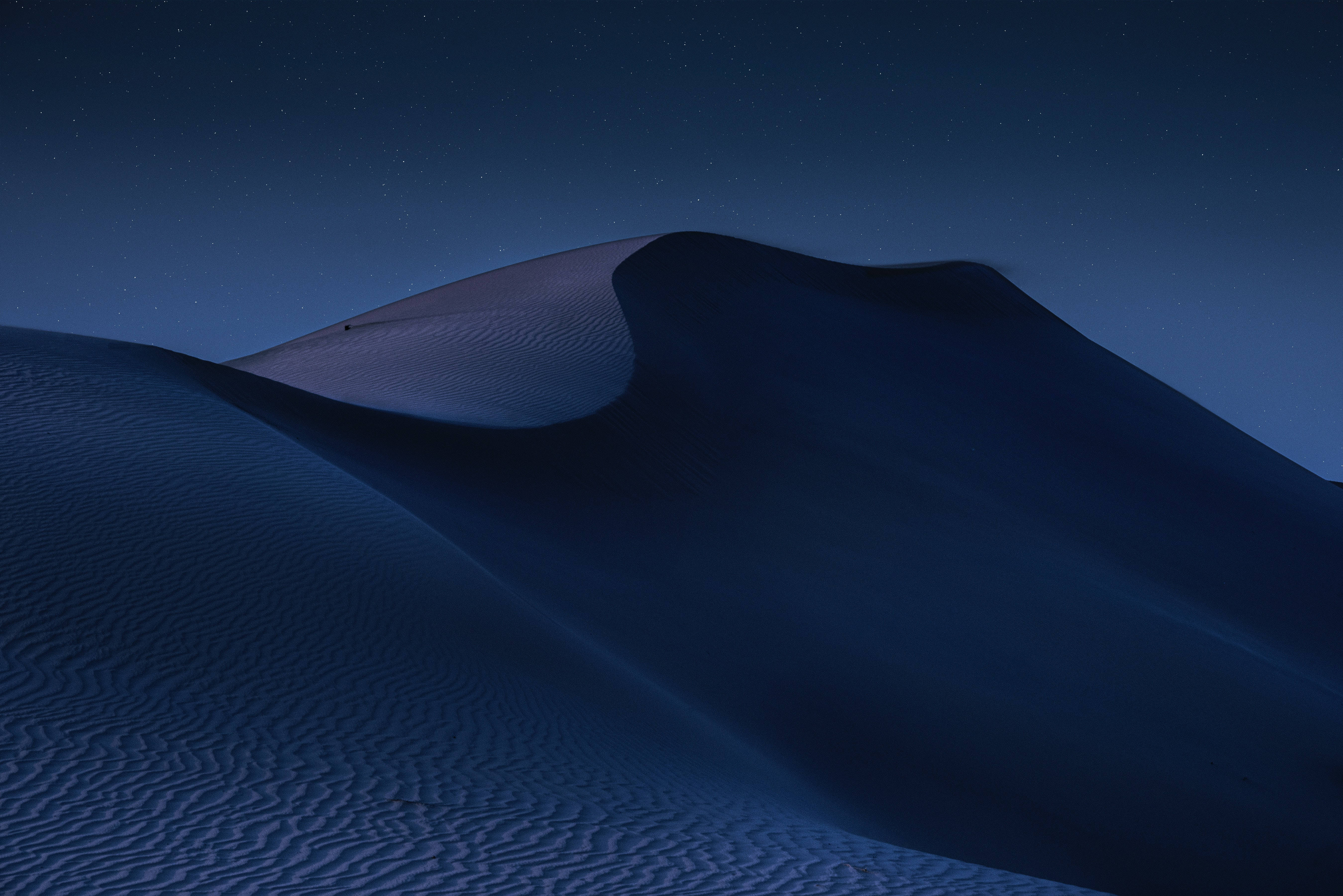 منظره کوهستانی بیابانی تیره 4K والپیپر