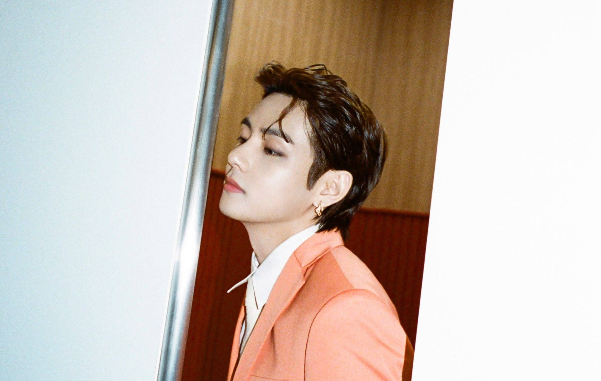 موهای عقب زده شده وی از BTS والپیپر