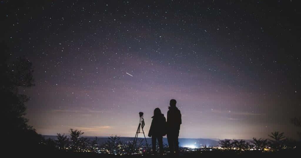 نمای جادویی آسمان شب که با هزاران ستاره روشن شده است والپیپر