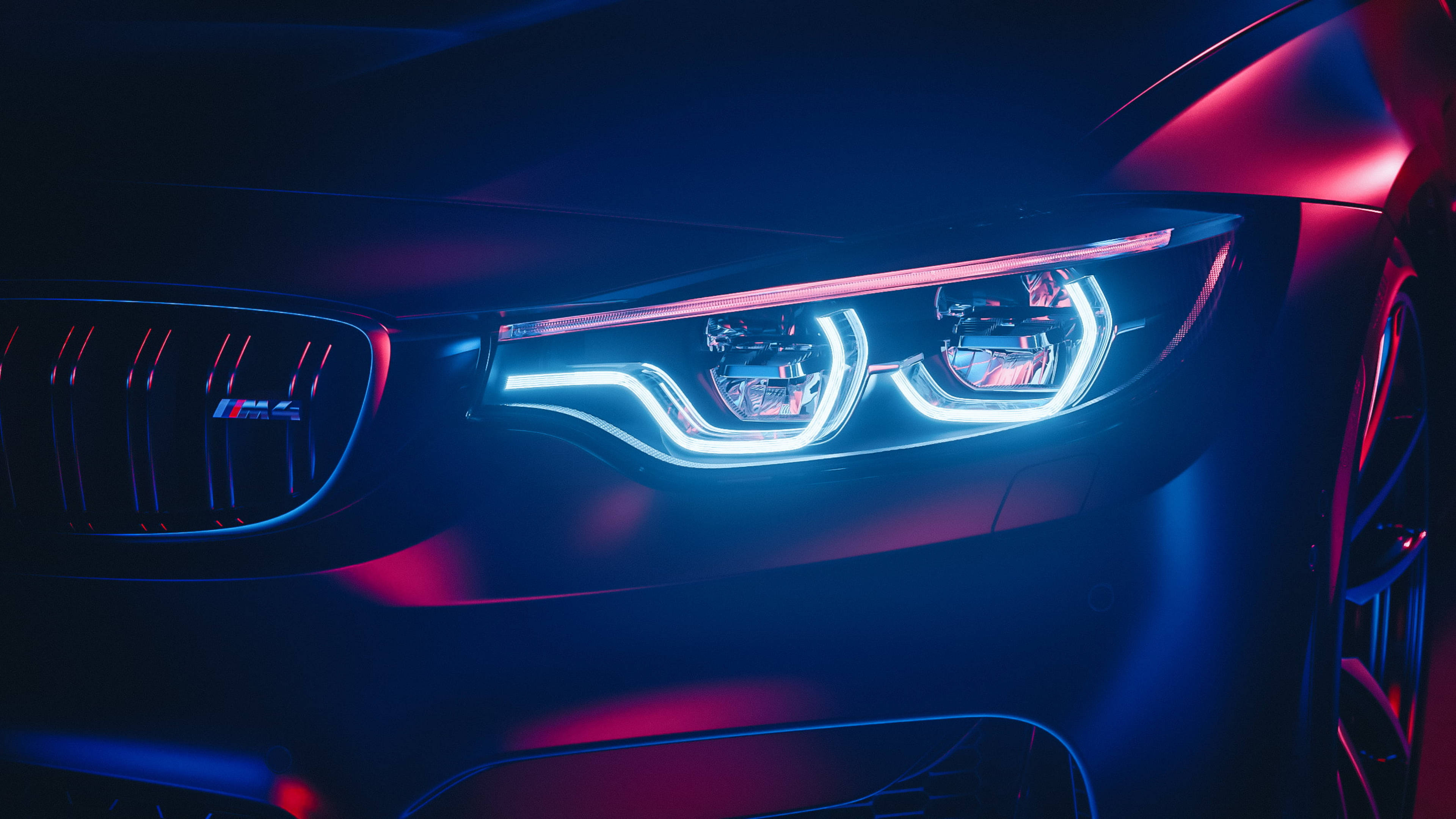 نمای نزدیک از چراغ‌های روشن BMW M4 والپیپر