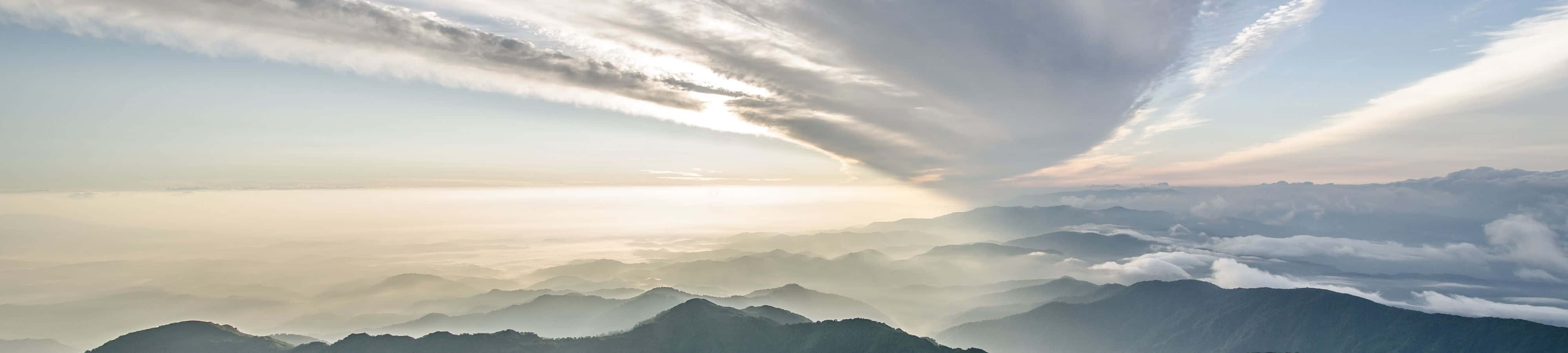نمای هوایی از دره سبز سرسبز در زیر والپیپر