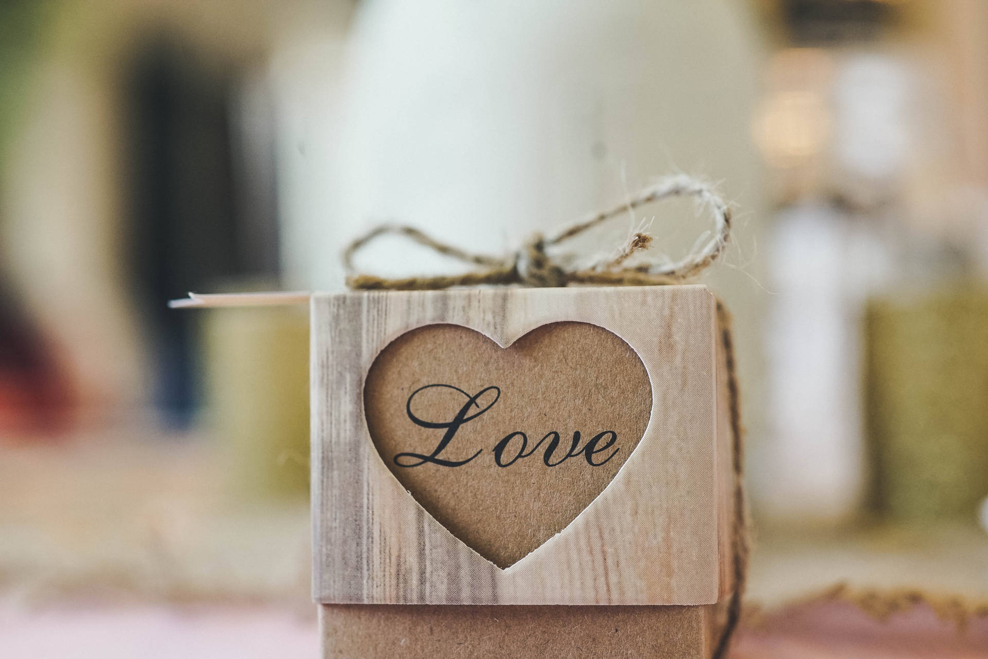 جعبه‌ای با طرح قلب و کلمه "Love" با جوهر سیاه نوشته شده. جعبه کادویی کاغذی برای روز ولنتاین. — عشق والپیپر
