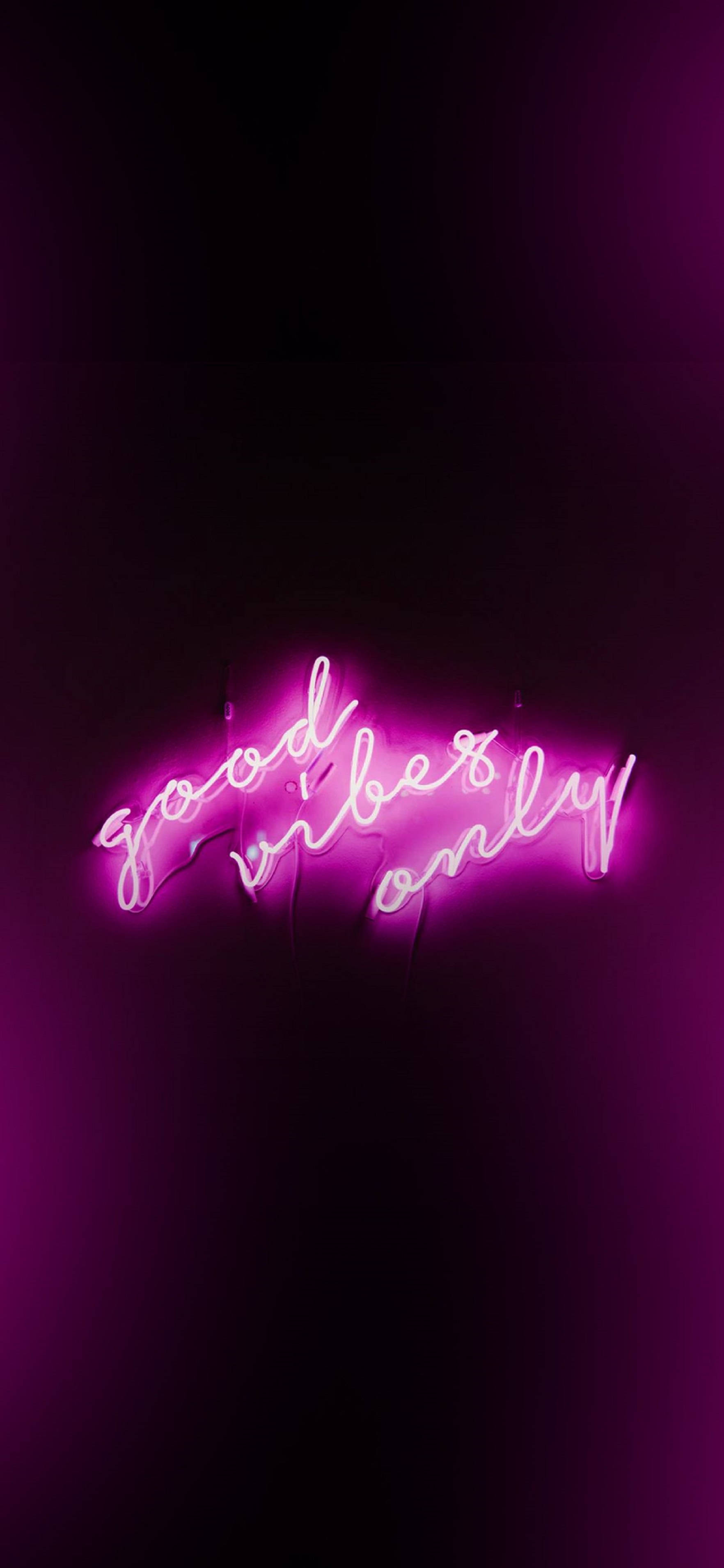 والپیپر 4K نئون آیفون با طرح "Good Vibes Only" والپیپر