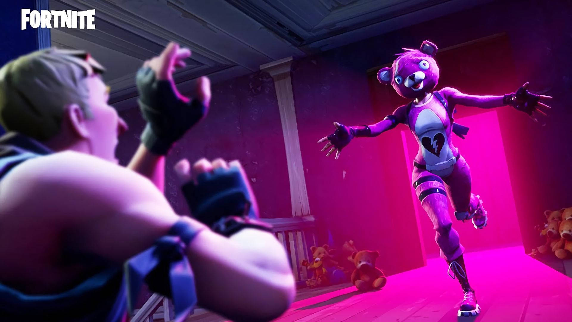 یک شخصیت خرس عروسکی صورتی که به سمت یک شخصیت مرد می‌دود - والپیپر HD Fortnite.