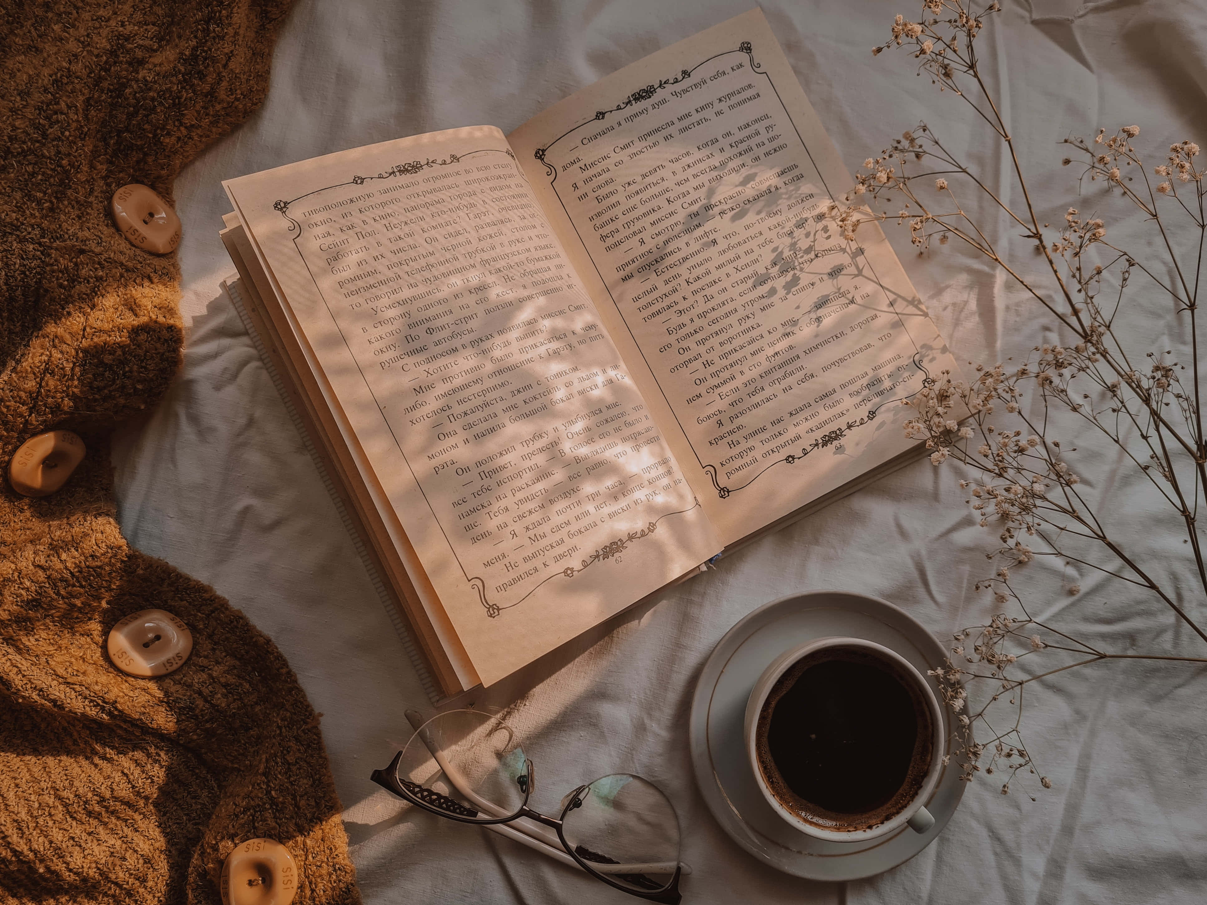 کتاب، عینک و قهوه روی تخت والپیپر