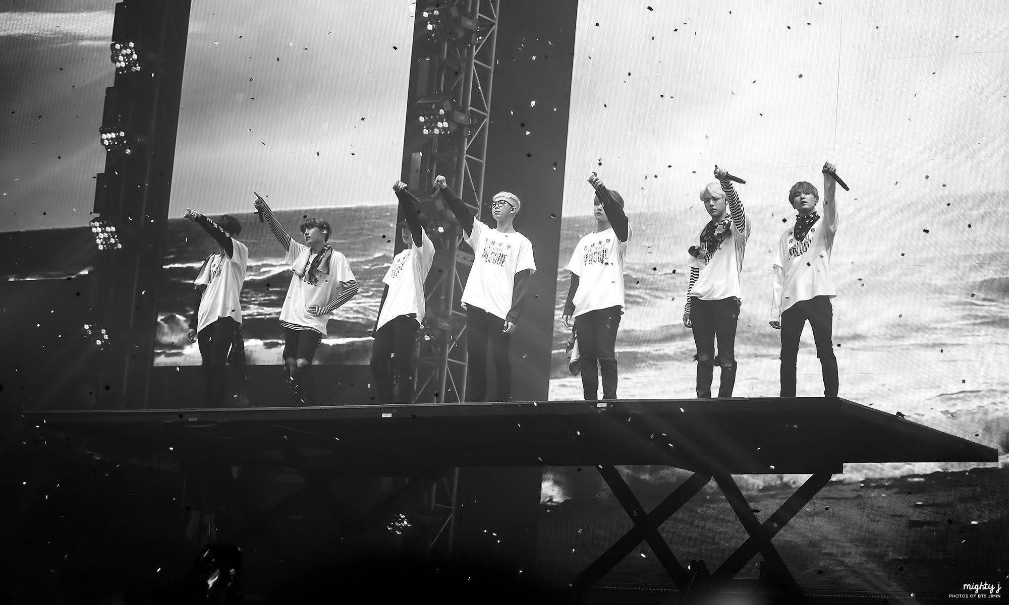 کنسرت BTS در اجرای On Stage: Epilogue والپیپر