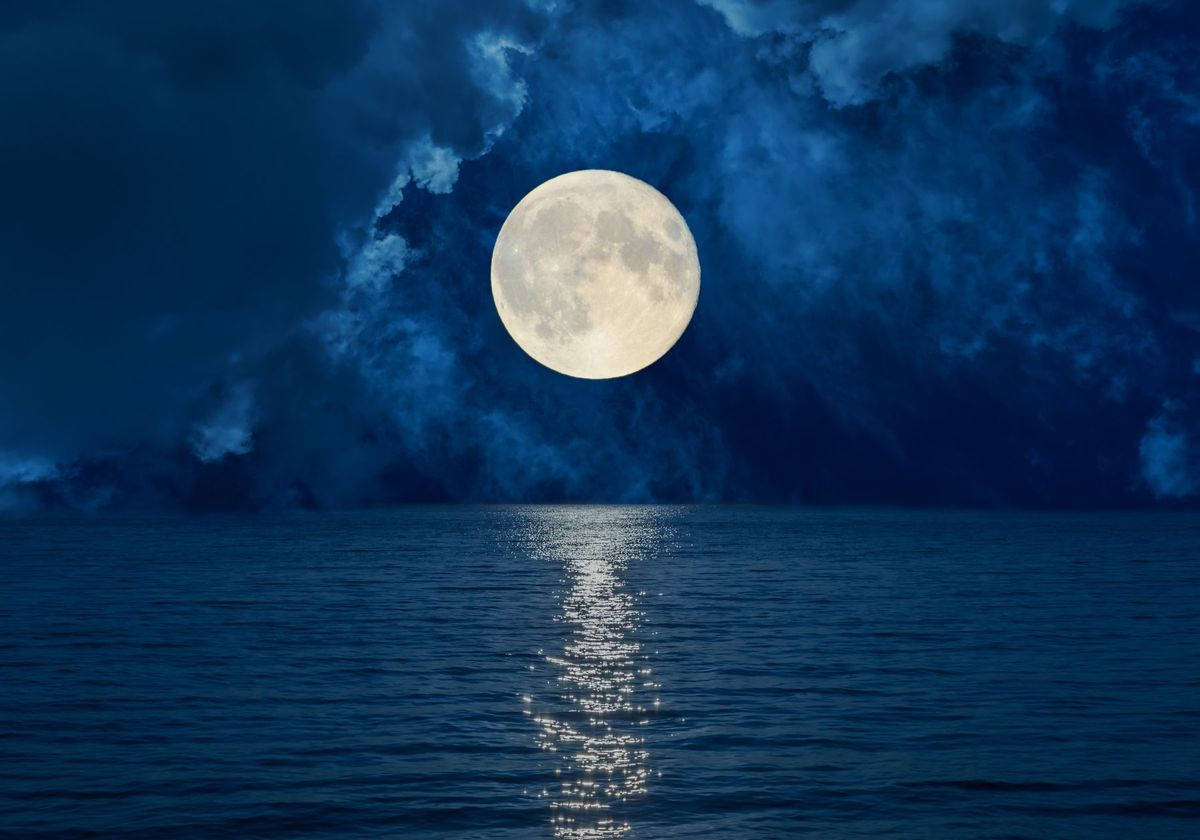 کهکشان، ماه و اقیانوس در شب والپیپر
