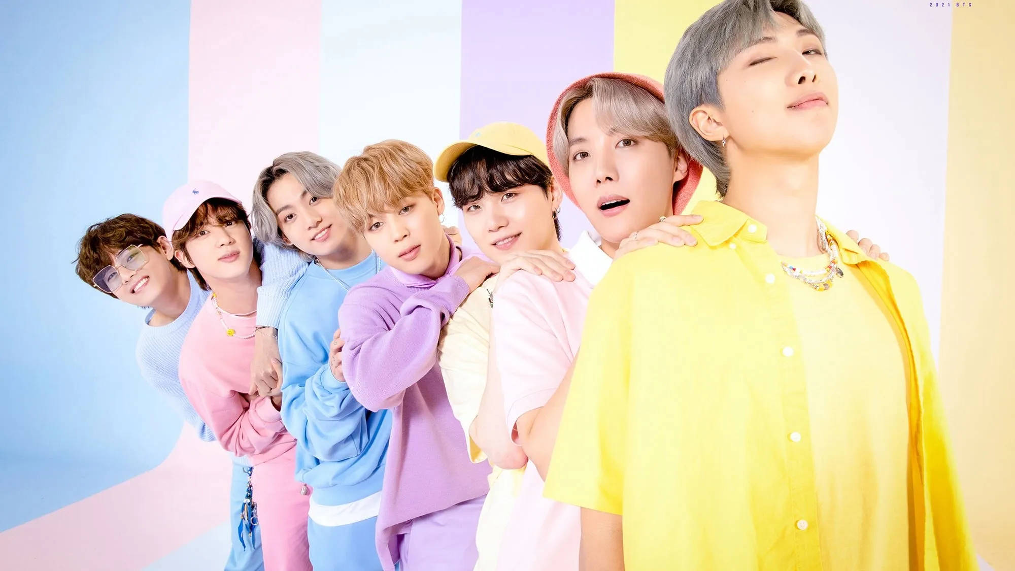 گروه بامزه BTS با رنگ‌های پاستلی ردیف شده والپیپر