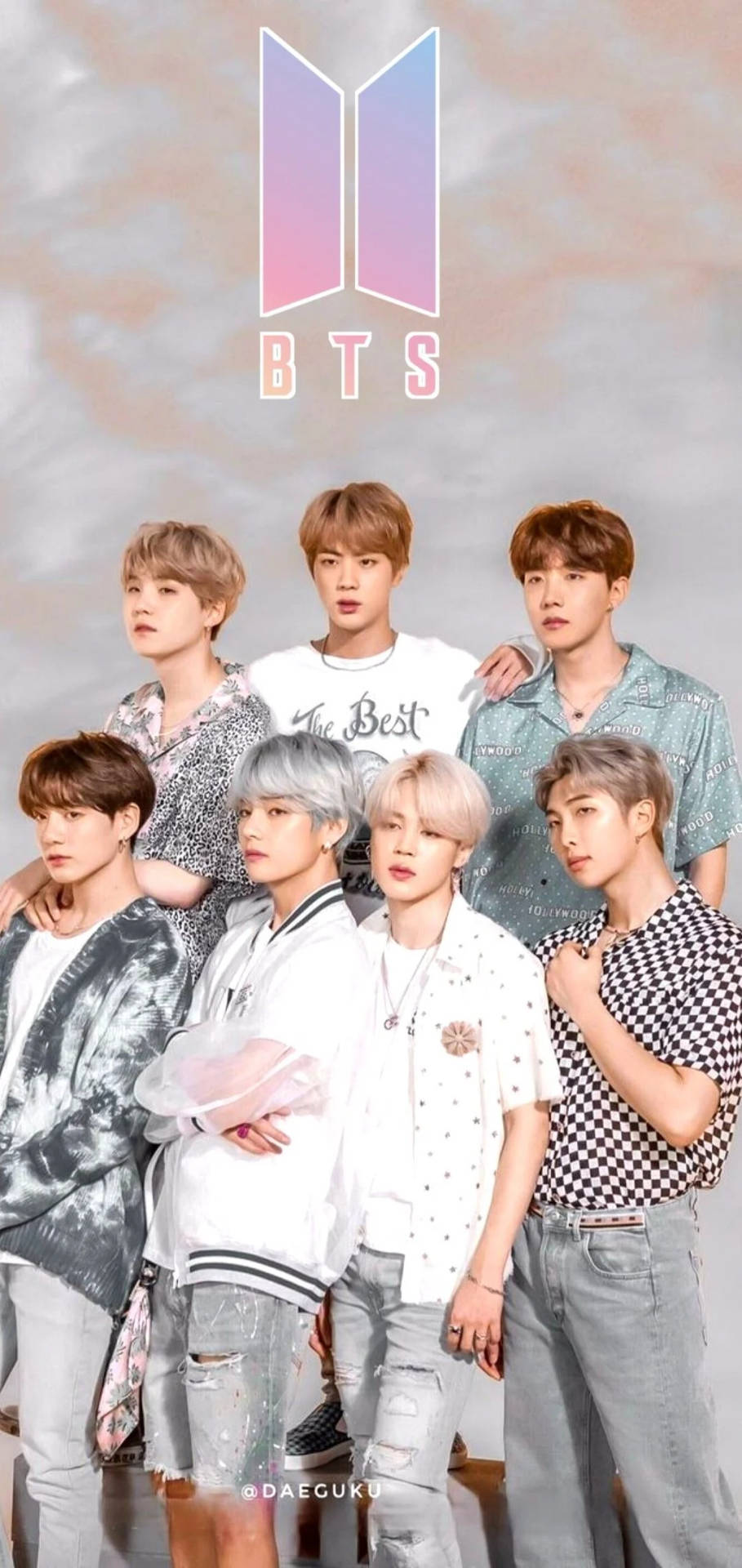 گروه بامزه BTS در حال ژست گرفتن زیر لوگوی BTS — لوگوی bts متحرک والپیپر