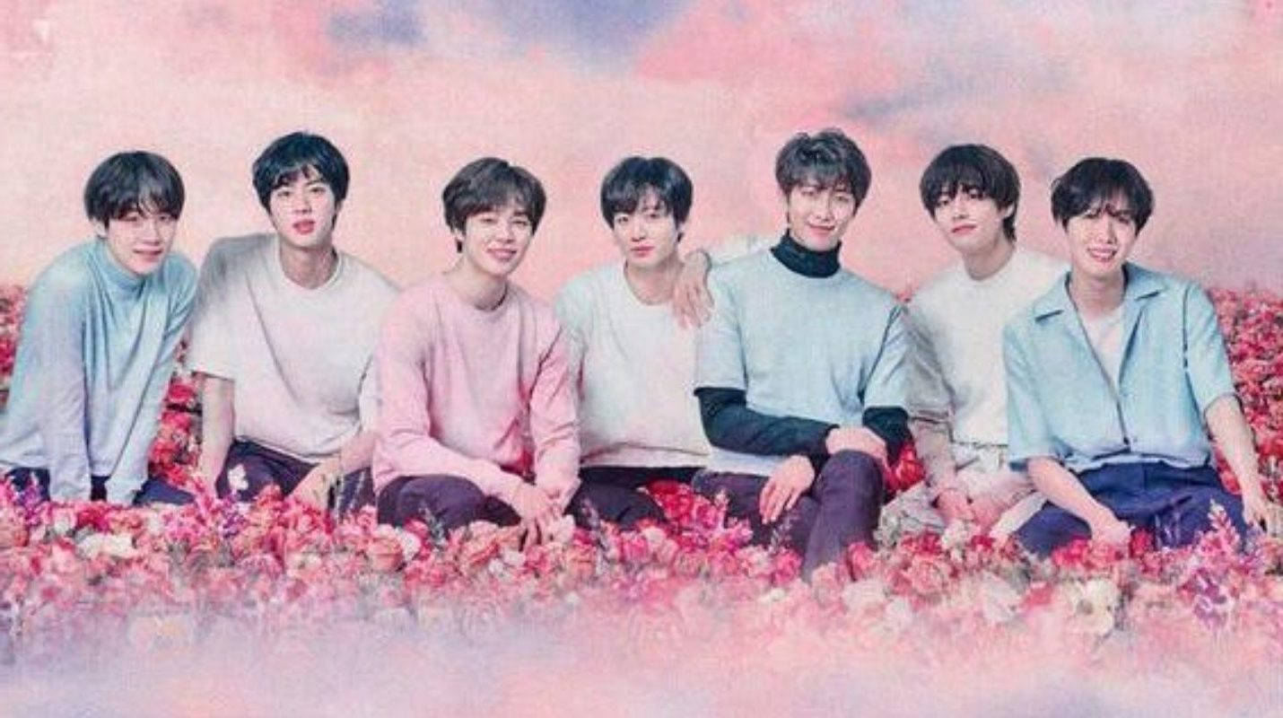 گروه بانمک BTS در مزرعه گل‌های صورتی — عکس گروهی بیتیاس گیف والپیپر