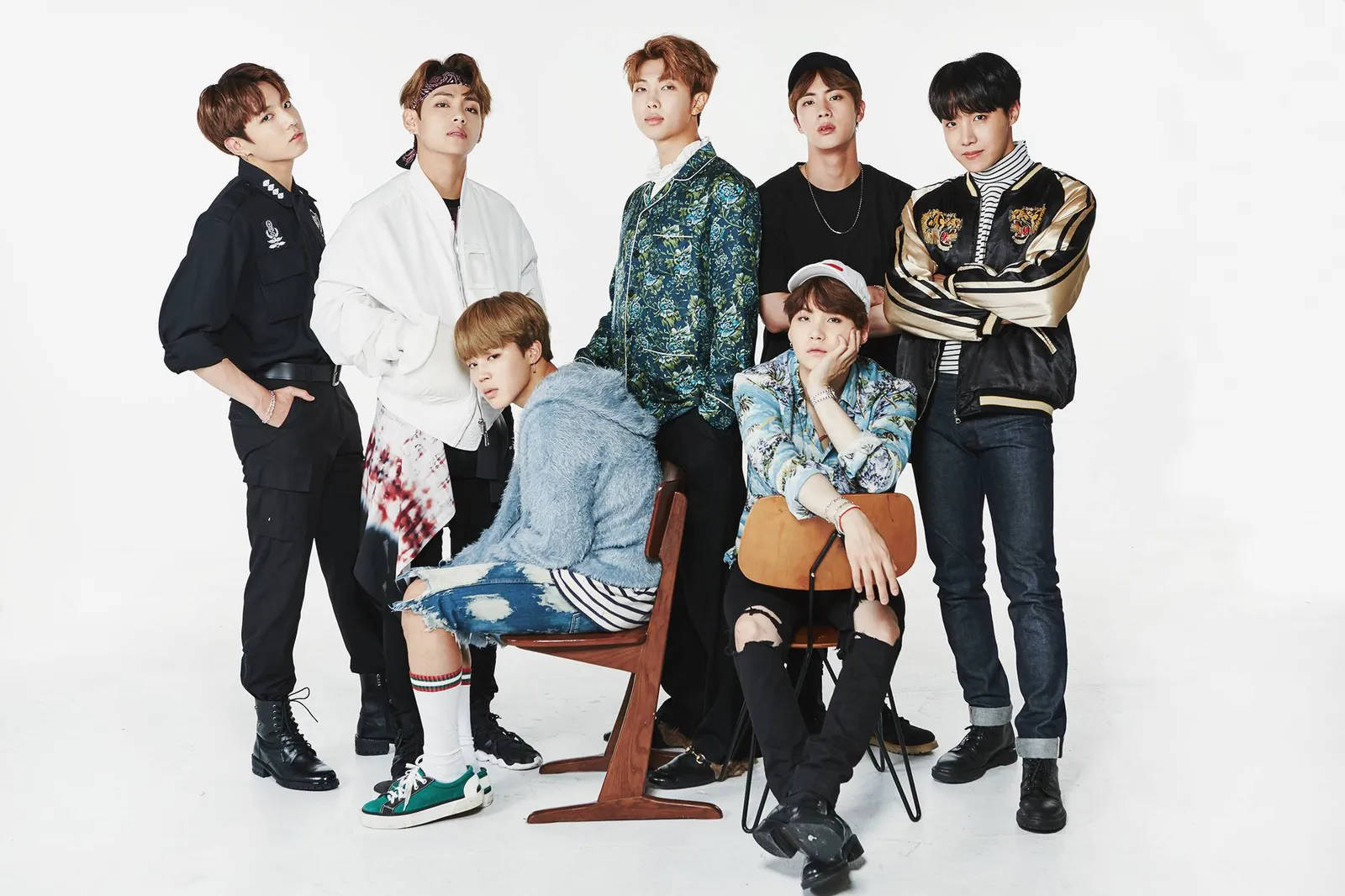 گروه جذاب BTS در کنار هم روی پس‌زمینه سفید والپیپر
