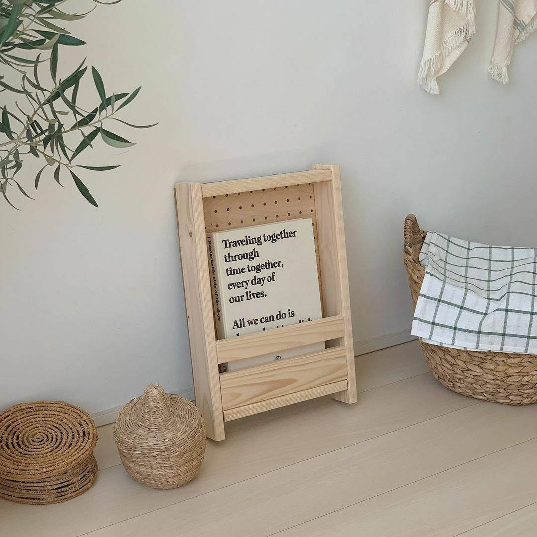گوشه میز زیبای بژ والپیپر