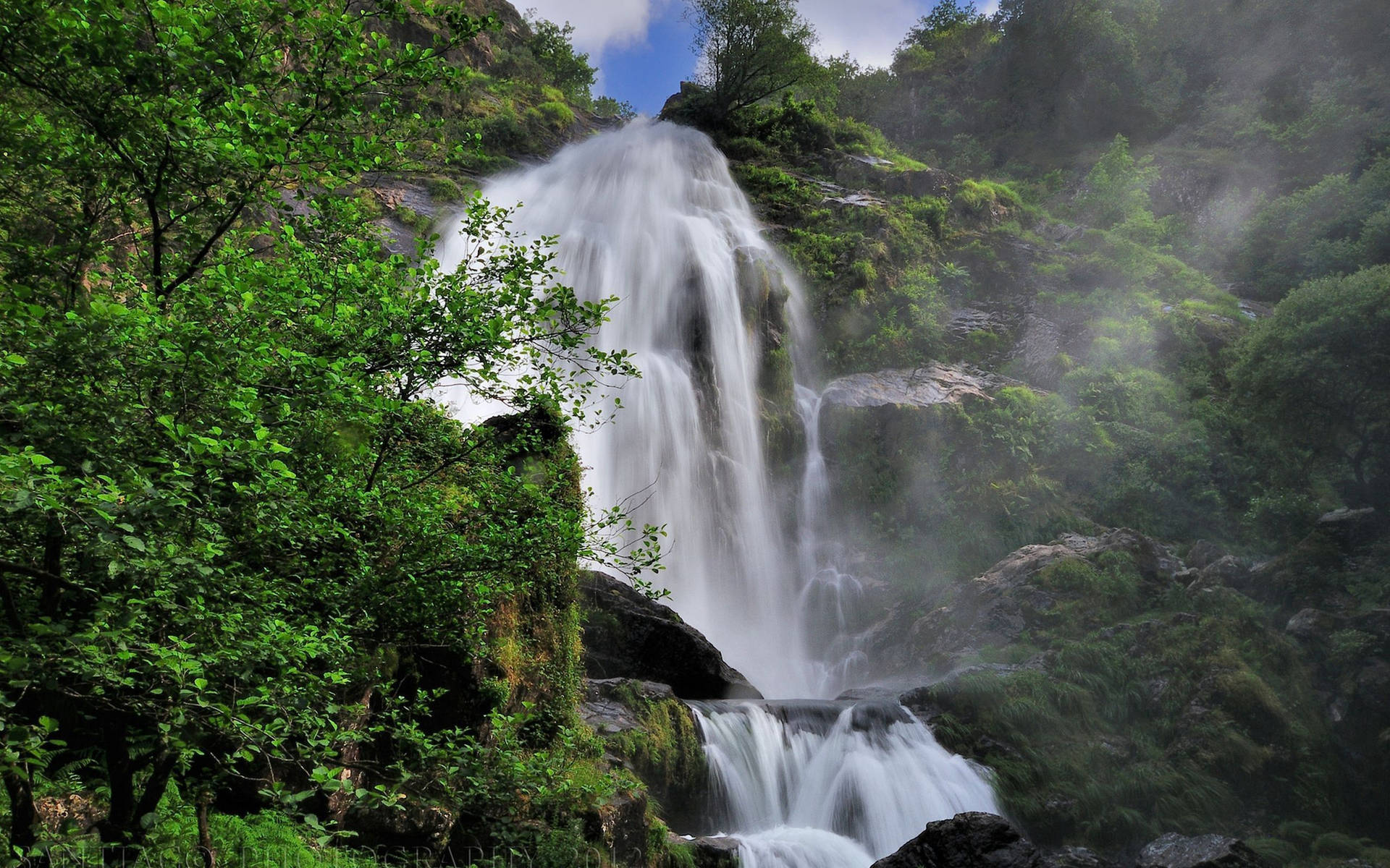 تصویر زمینه آبشار در کوهستان در روز ابری — آبشار والپیپر