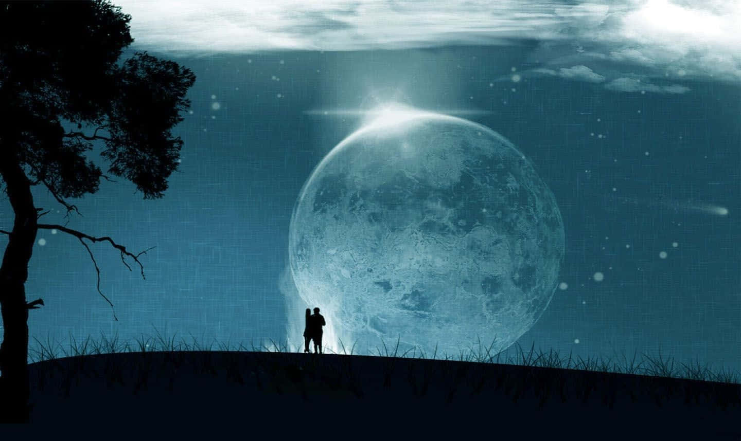 یک زوج بر فراز تپه‌ای با ماه در پس‌زمینه والپیپر