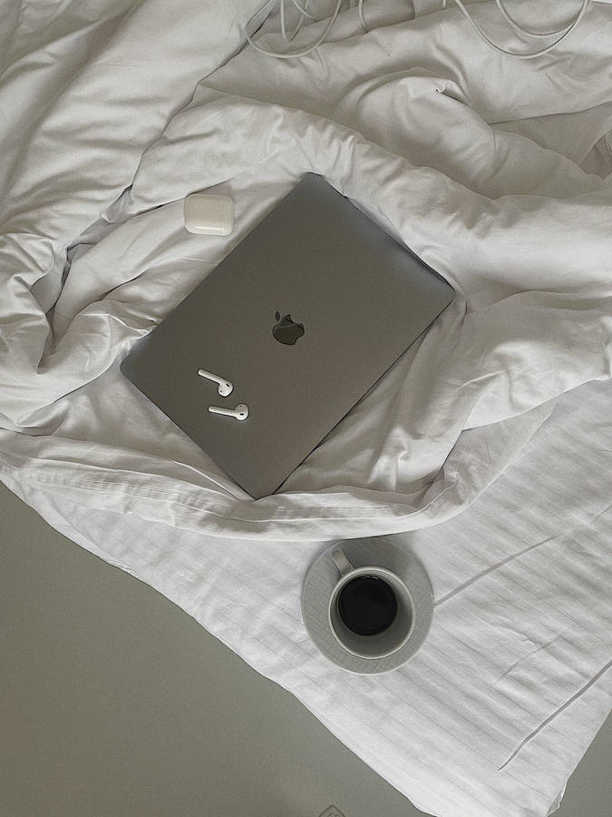 مک‌بوک نقره‌ای و ایرپادز زیبا