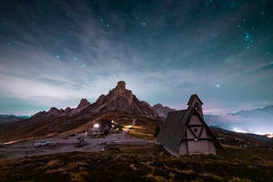 آسمان زیبا بر فراز خانه‌ها