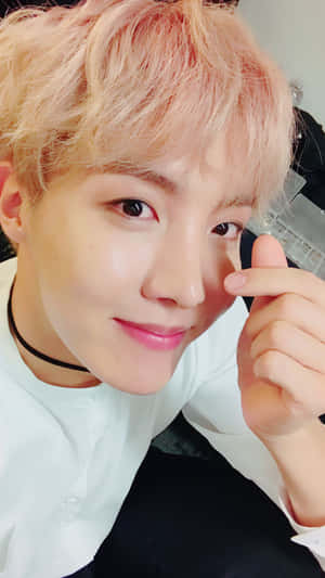 جی‌هوپ BTS قلب با انگشت — بی‌تی‌اس والپیپر