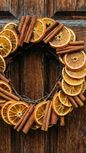 حلقه روستیک با پرتقال خشک و دارچین روی در. — کریسمس زیبا والپیپر