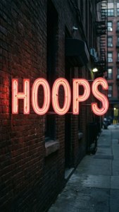 تابلوی نئونی شهری با کلمه HOOPS — بسکتبال والپیپر